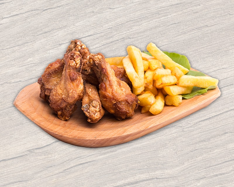 Poza Aripioare de pui cu cartofi prăjiti si sos BBQ