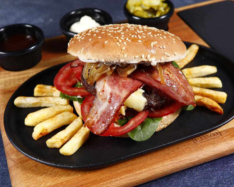 Poza Burger Black Angus Quattro Formaggi cu ceapa caramelizata si maioneza cu trufe